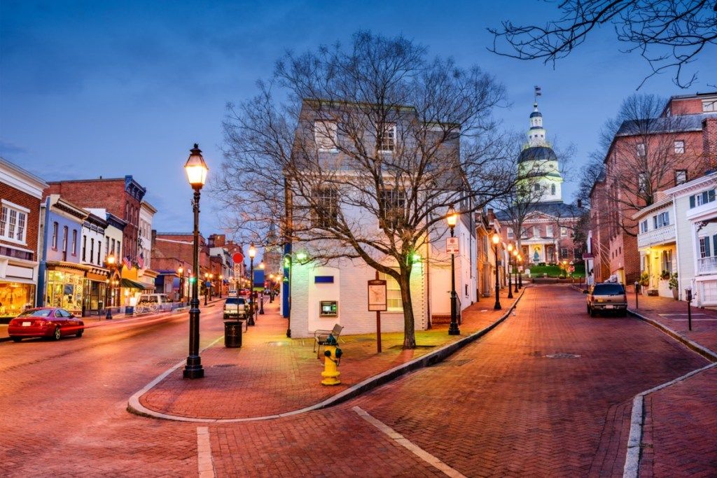cityscape photo of downtown Annapolis, Maryland ponoči