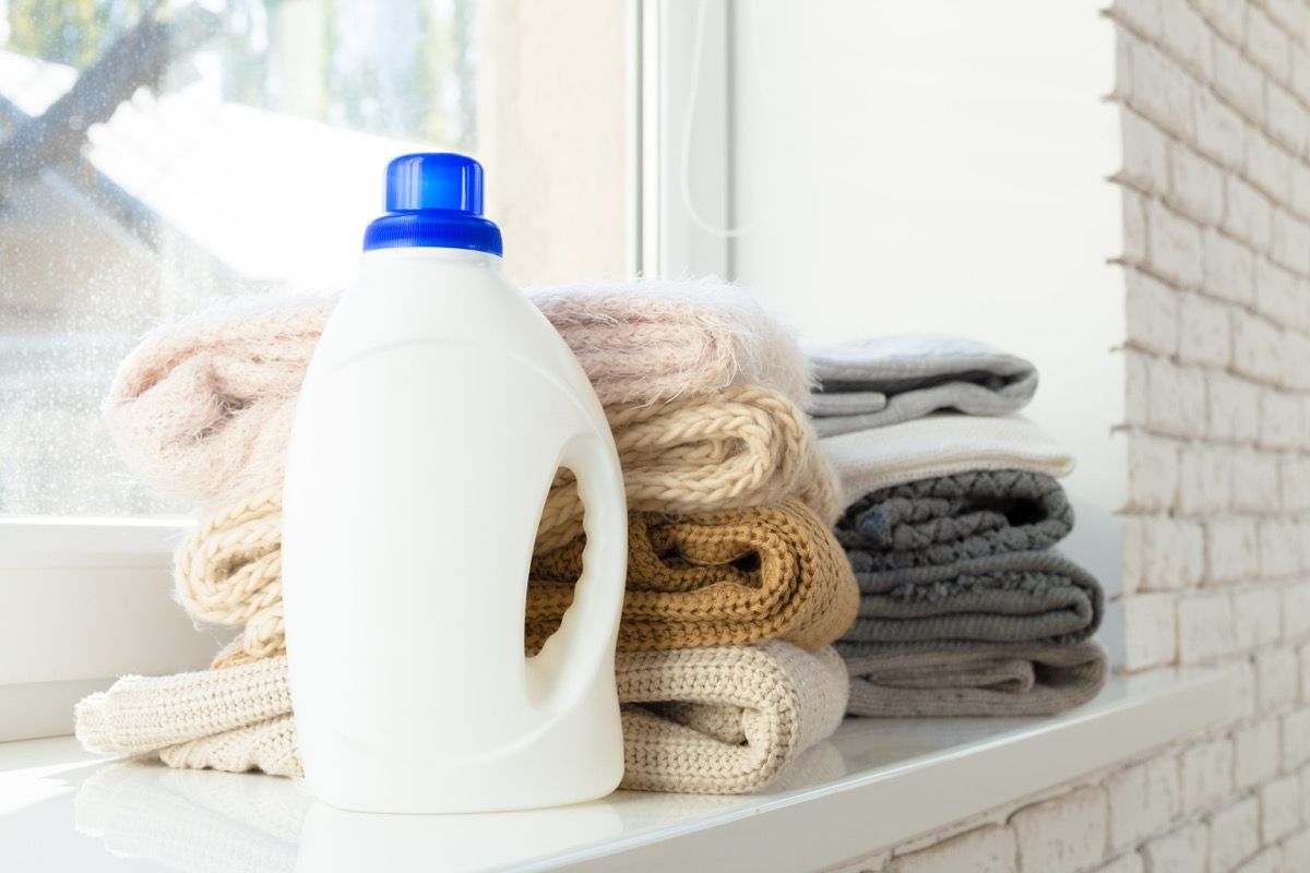 чисти дрехи с течност за миене