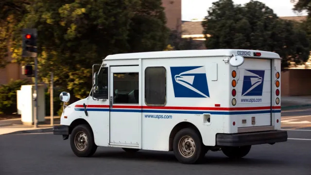 Un employé de l'USPS explique les retards massifs du courrier : 'C'est un véritable désastre'