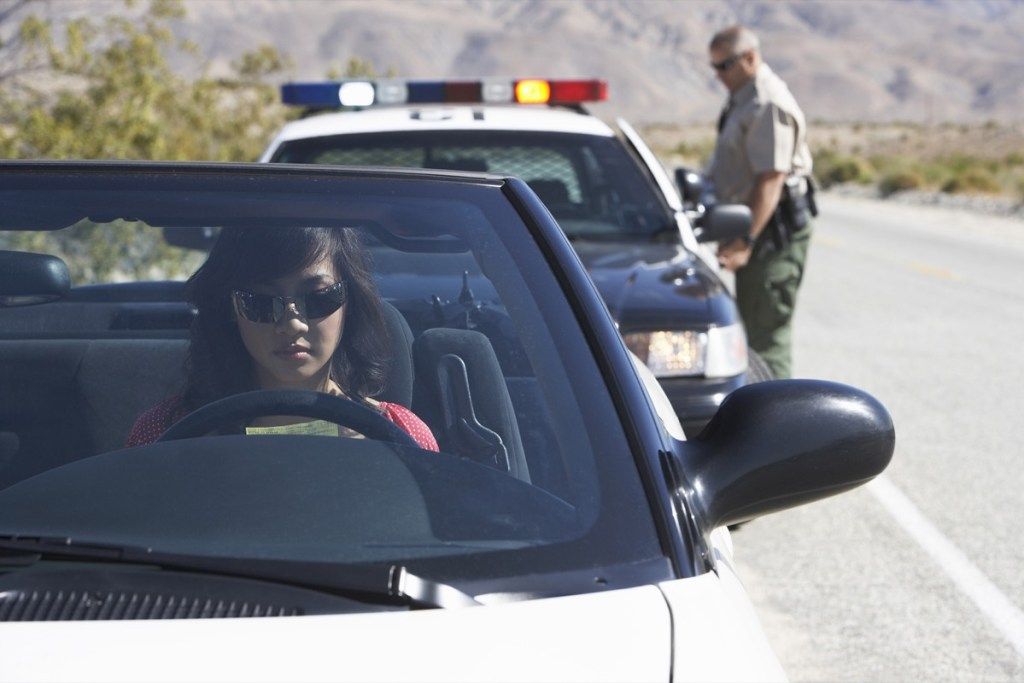 Frau wird von der Polizei überfahren Dinge, die Sie niemals tun sollten, wenn Sie überfahren werden