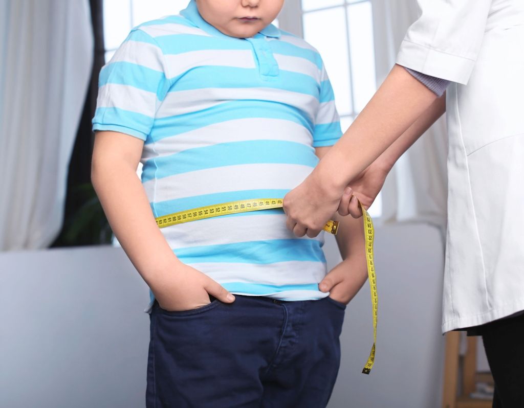 băiat dolofan măsurat la doctor, creșterea copilului este mai grea