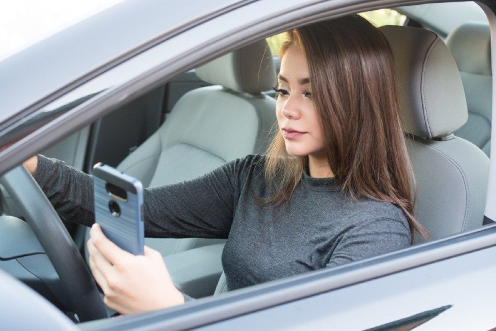 noia adolescent enviant missatges de text al conductor