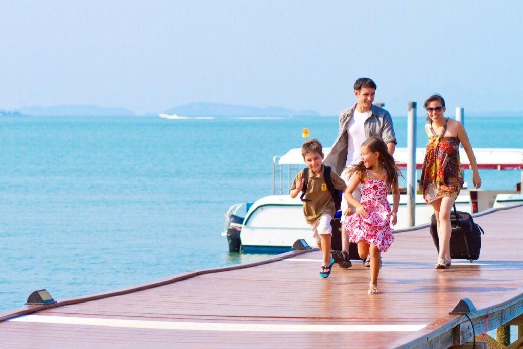familie de patru persoane în vacanță în maldive, creșterea copilului este mai grea