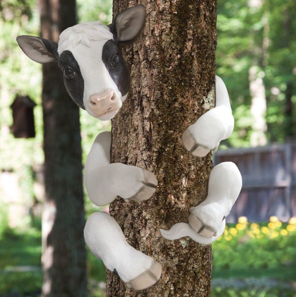 Lehmä halaa puuta {Ugly Lawn Decorations}