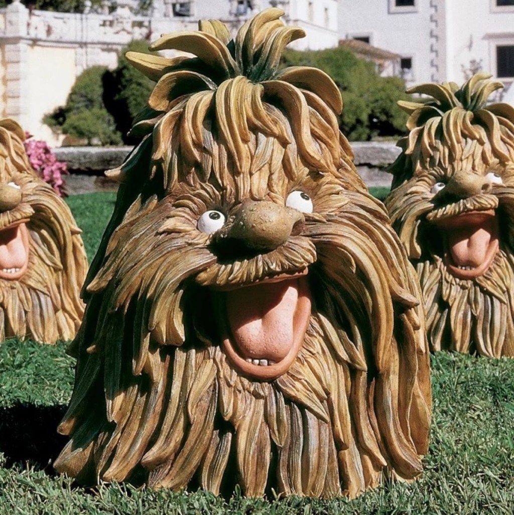 Outo puutarhapatsas {Ugly Lawn Decorations}