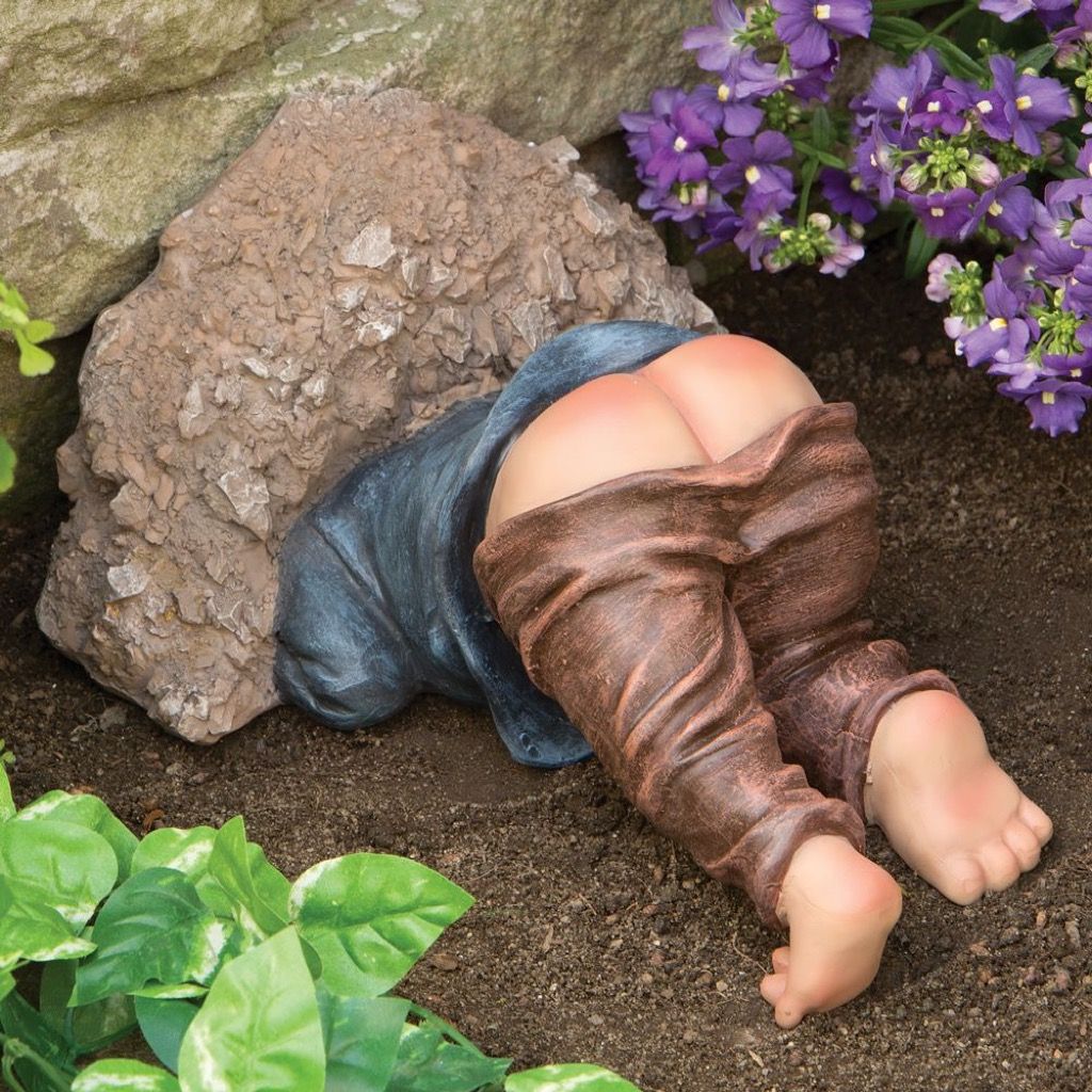 Gnome Butt Outin kanssa {Ugly Lawn Decorations}