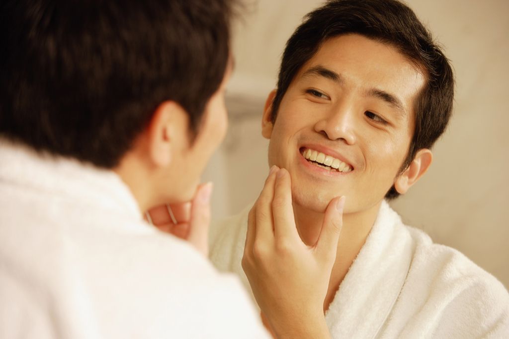 インフルエンザのリスクを高める顔の習慣に触れる男性