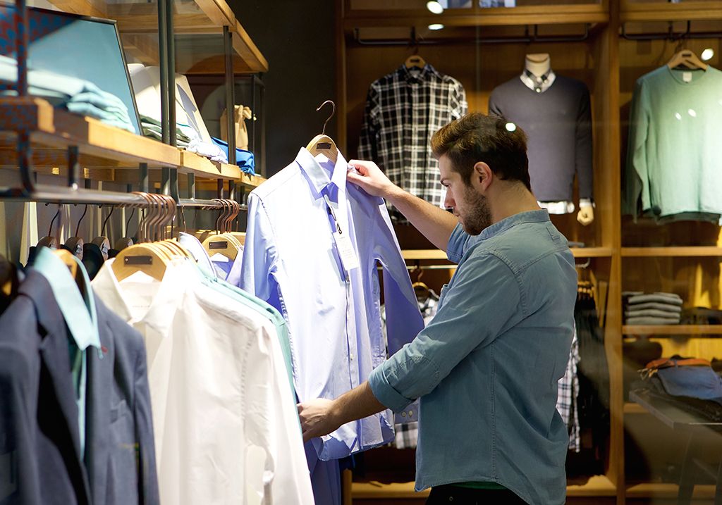 moški, ki gleda oblačila, srajce, še vedno samski, nakupuje
