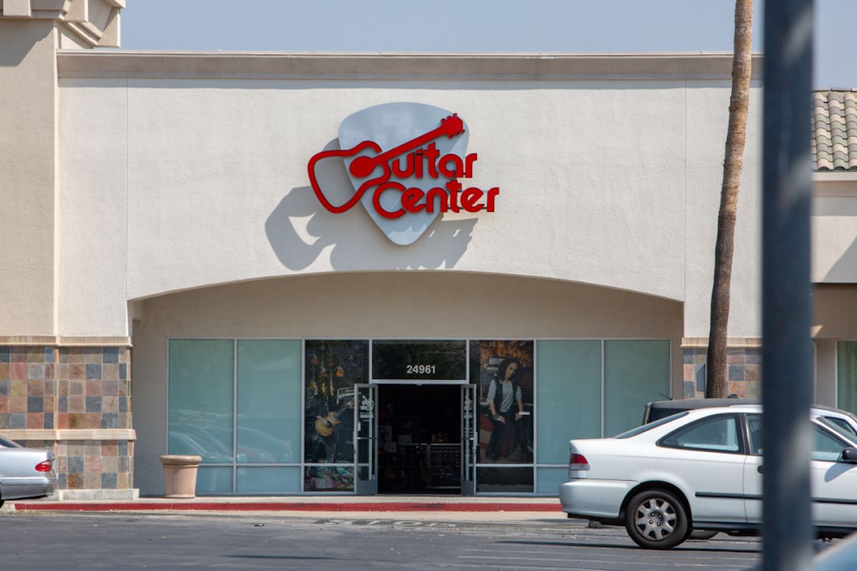 หน้าร้าน Guitar Center ในซานตาแคลริตาแคลิฟอร์เนีย