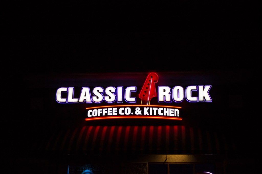 Exteriorul unei cafenele Classic Rock Co. din Springfield, Missouri