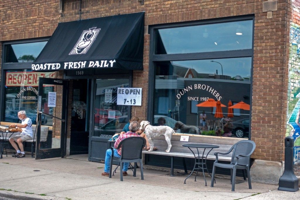 Bagian luar dari Dunn Brothers Coffee Shop di St. Paul, Minnesota