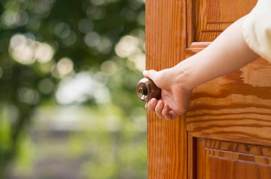 פתיחת דלת עם יד על ידית הדלת