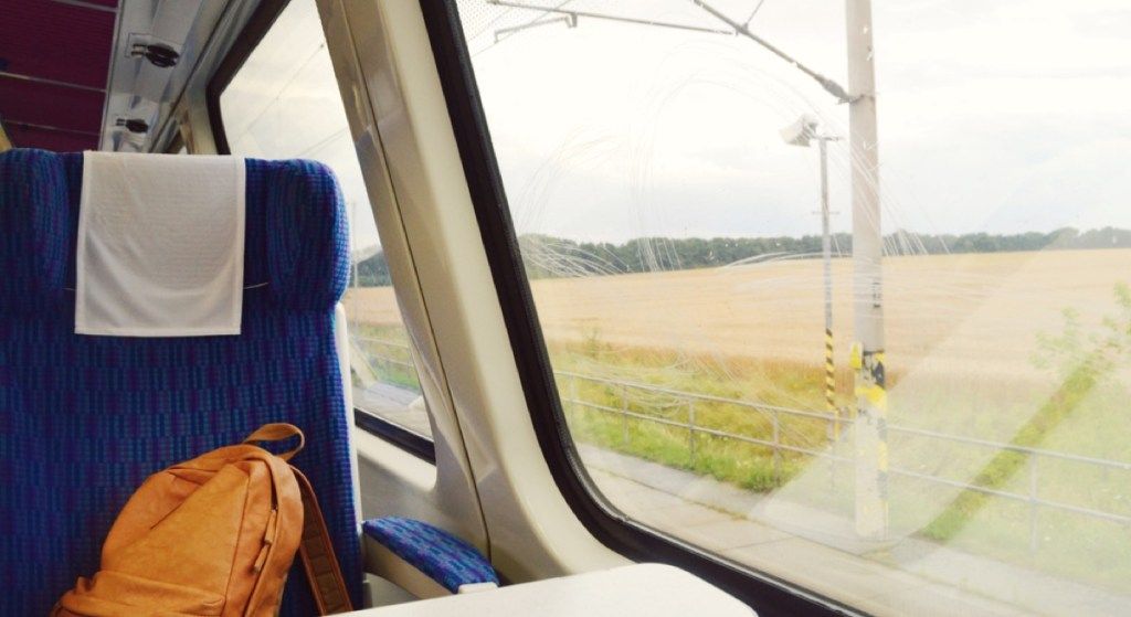banliyö treninin koltuğunda sırt çantası, görgü kuralları hataları