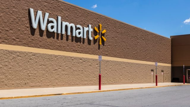 Walmart טוענת שהחנויות האלה סגורות לקונים
