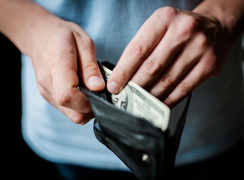 човек, който вади пари от портфейла, е над 40