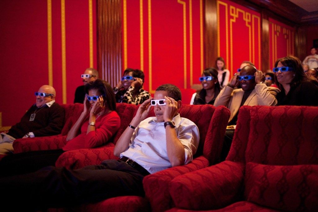President Barack Obama og First Lady Michelle Obama bruker 3-D-briller mens de ser på Super Bowl 43, Arizona Cardinals vs. Pittsburgh Steelers, på et Super Bowl Party i familieteatret i Det hvite hus. Gjestene inkluderte familie, venner, ansatte og topartsmedlemmer i kongressen.