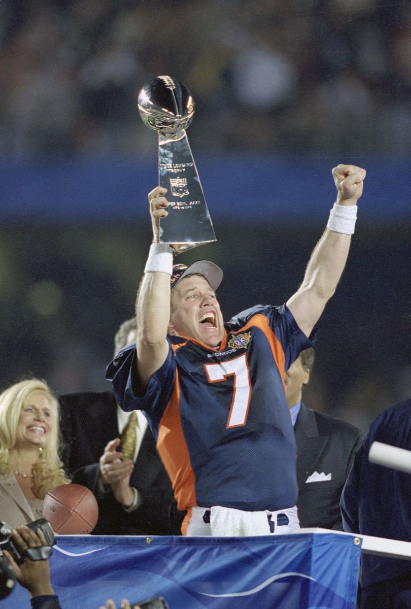 John Elway dei Denver Broncos celebra la sua prima vittoria nel Super Bowl contro i Green Bay Packers al Qualcomm Stadium nel 1998.