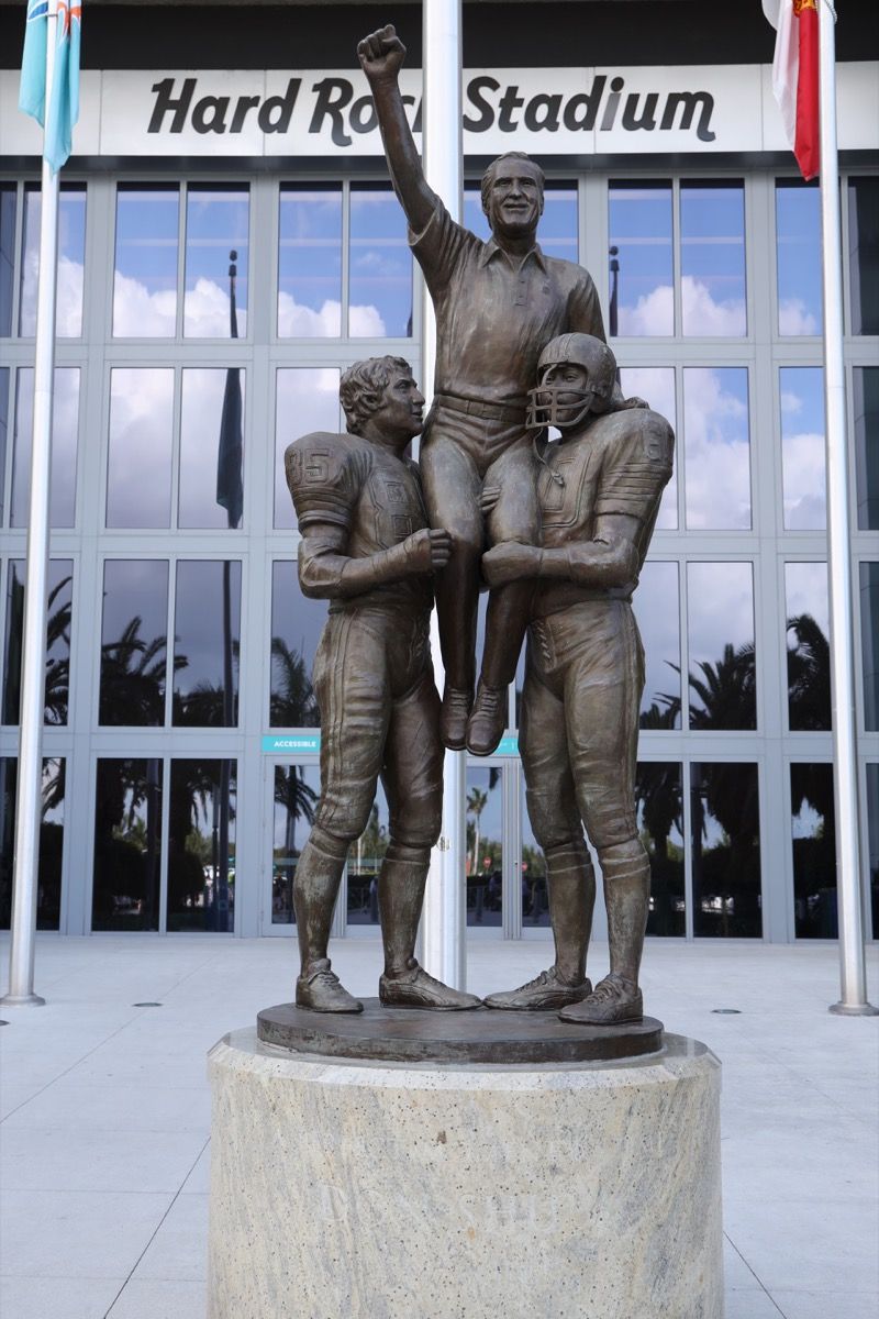 Статуя на треньора Дон Шула във Флорида