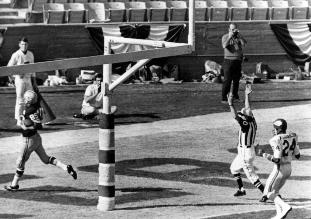 Max McGee (číslo 85) skóroval za Green Bay Packers na první Super Bowl v Los Angeles v Kalifornii 15. ledna 1967.