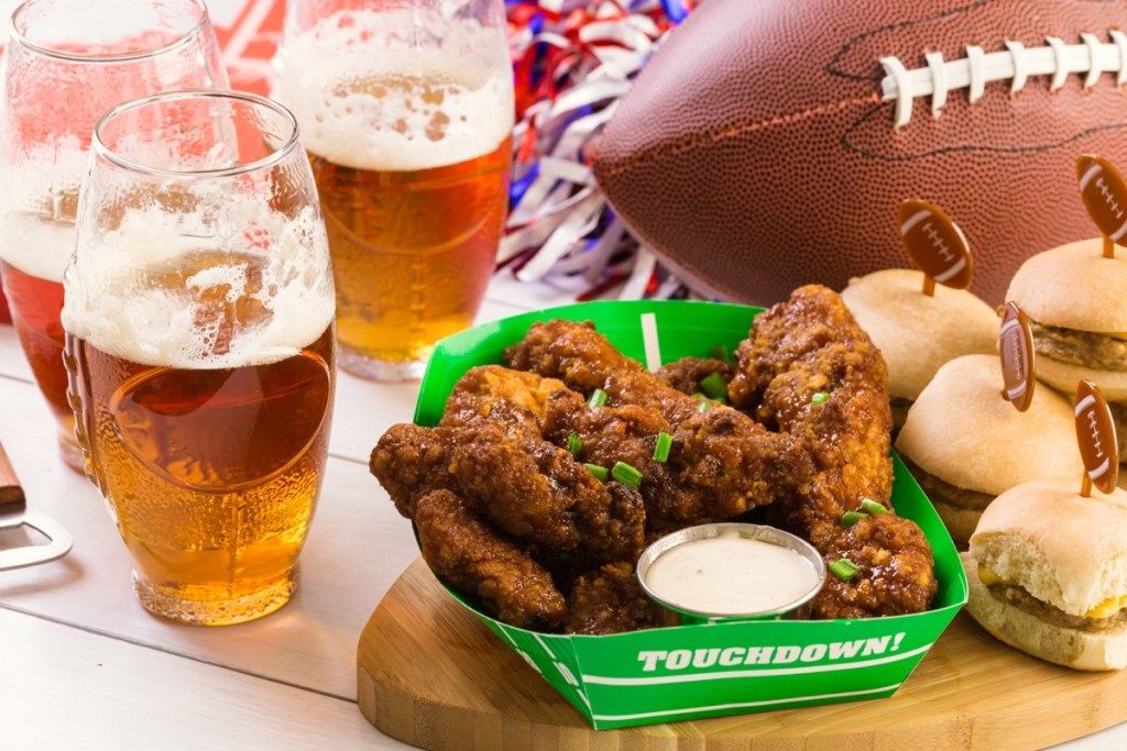 Snacks og øl lagt til Super Bowl.