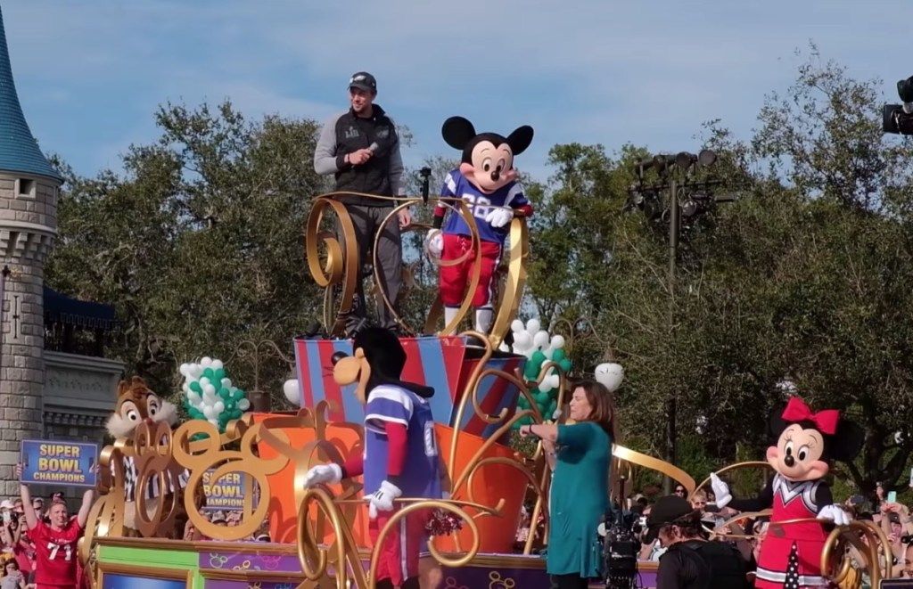 Nick Foles op een praalwagen in Disney World