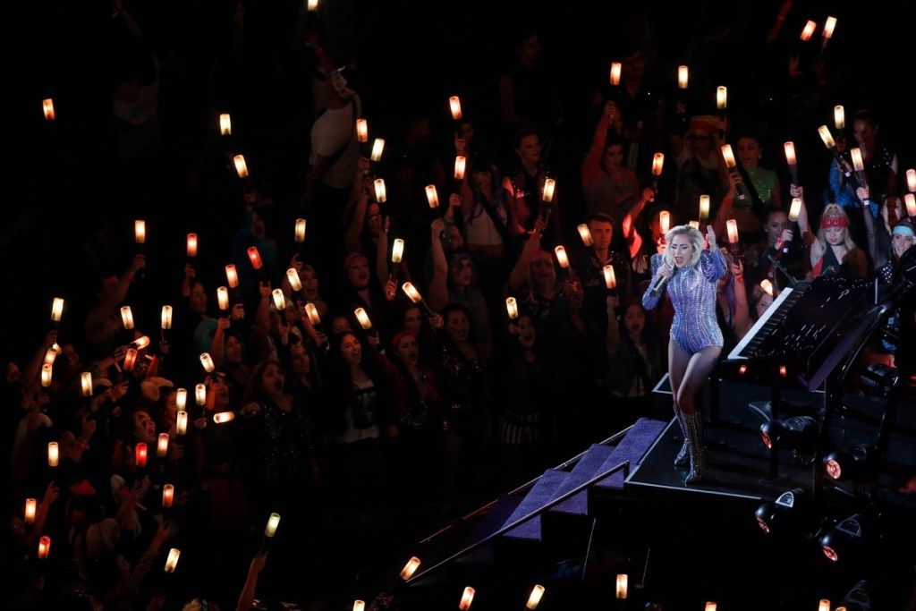 Lady Gaga účinkuje na pódiu počas polčasovej šou Super Bowl LI na štadióne NRG v texaskom Houstone