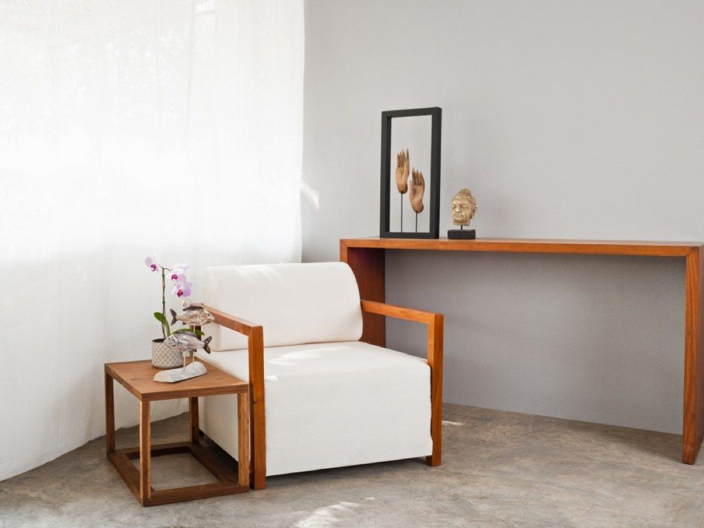 moderna māja ar koka galdiem un baltu krēslu ar koka rokām