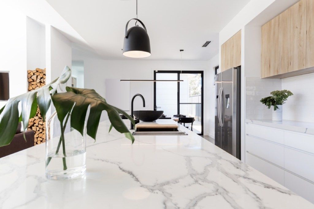 moderna virtuve ar balta marmora letes