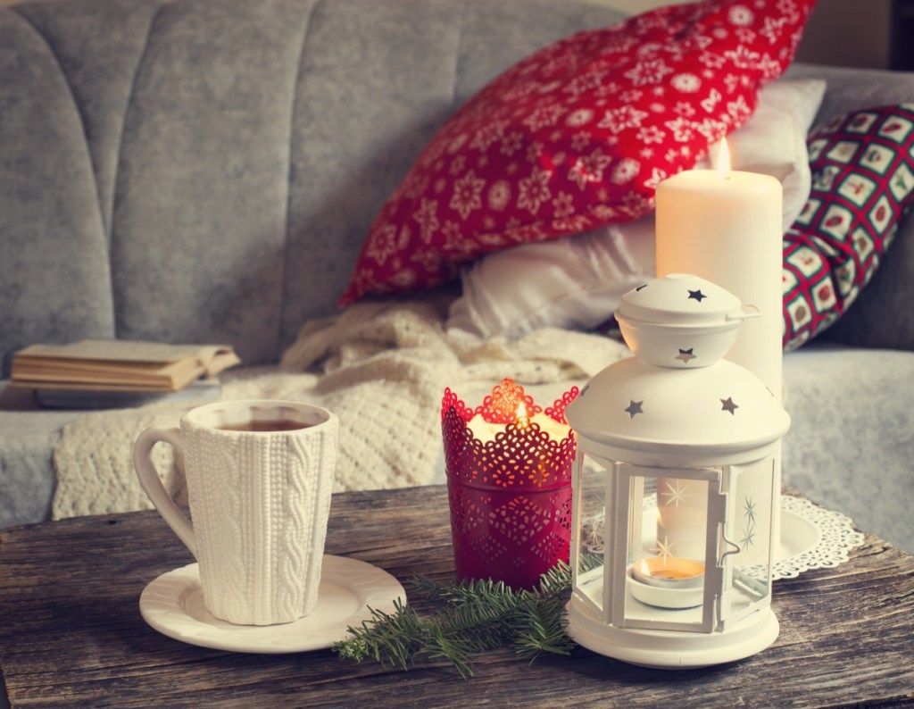 exhibición de la almohada de navidad con velas