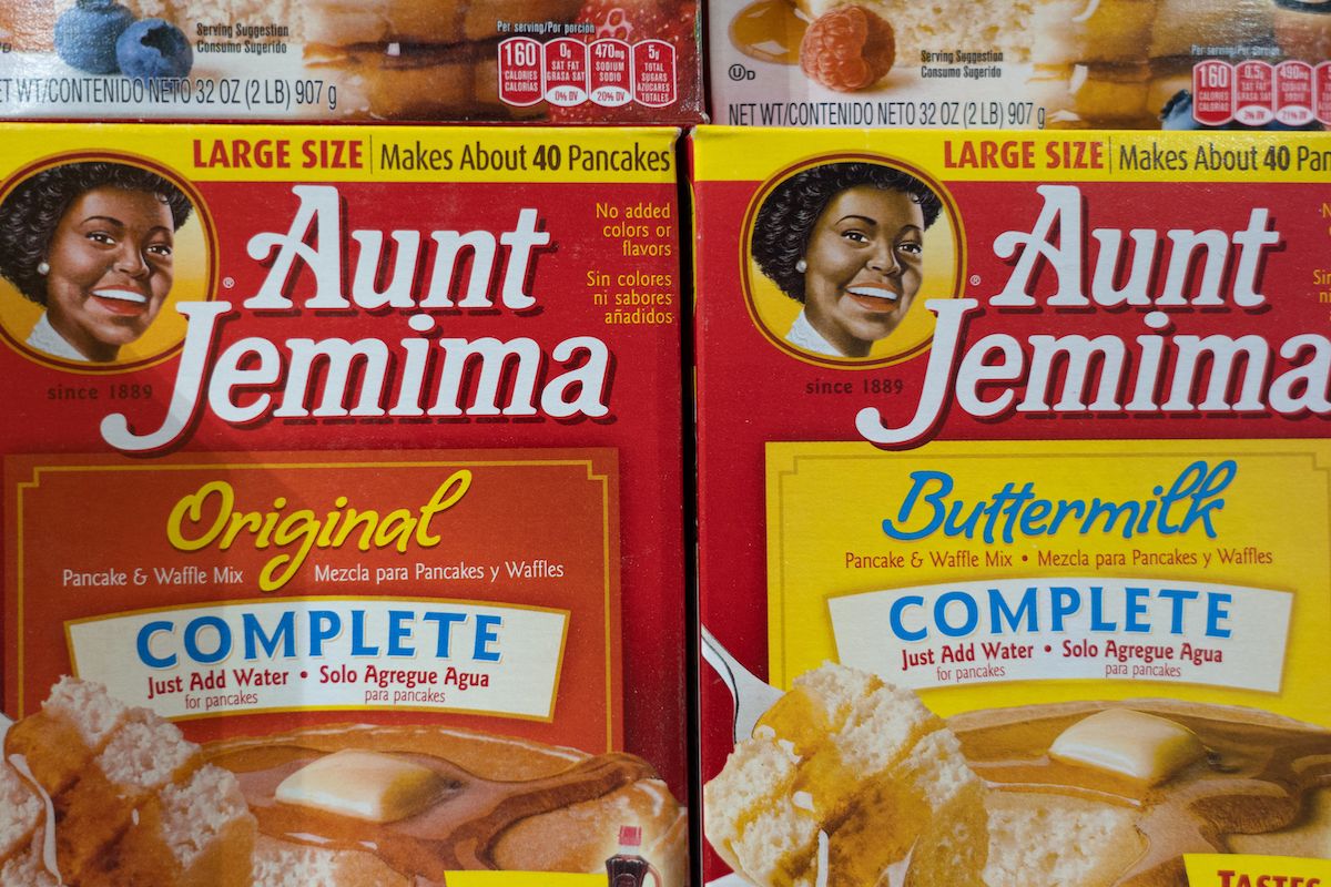 Tantes Jemima produkti, kas redzami lielveikala plauktos 2020. gada 5. jūnijā Ņujorkā. Quaker Auzas paziņoja, ka, atsaucoties uz BLM kustību, aiziet no Aunt Jemima zīmola.