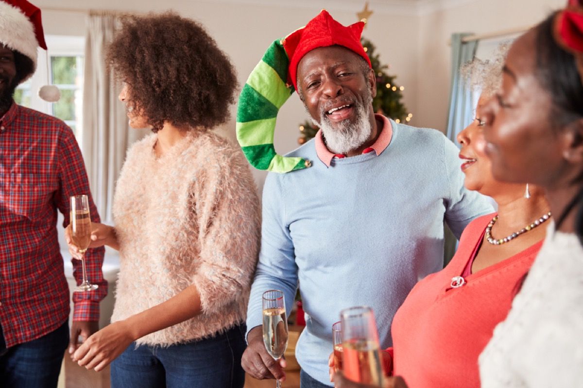 temnopolta družina praznuje božič med praznično zabavo