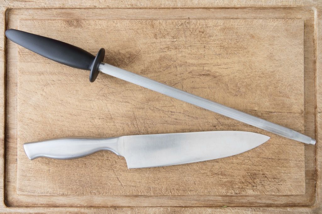 Dette er den tryggeste måten å skjerpe en kniv på