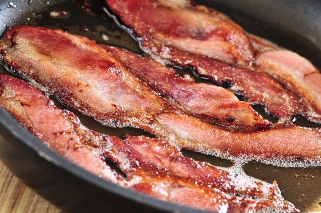 bacon madlavning i en støbejerns stegepande