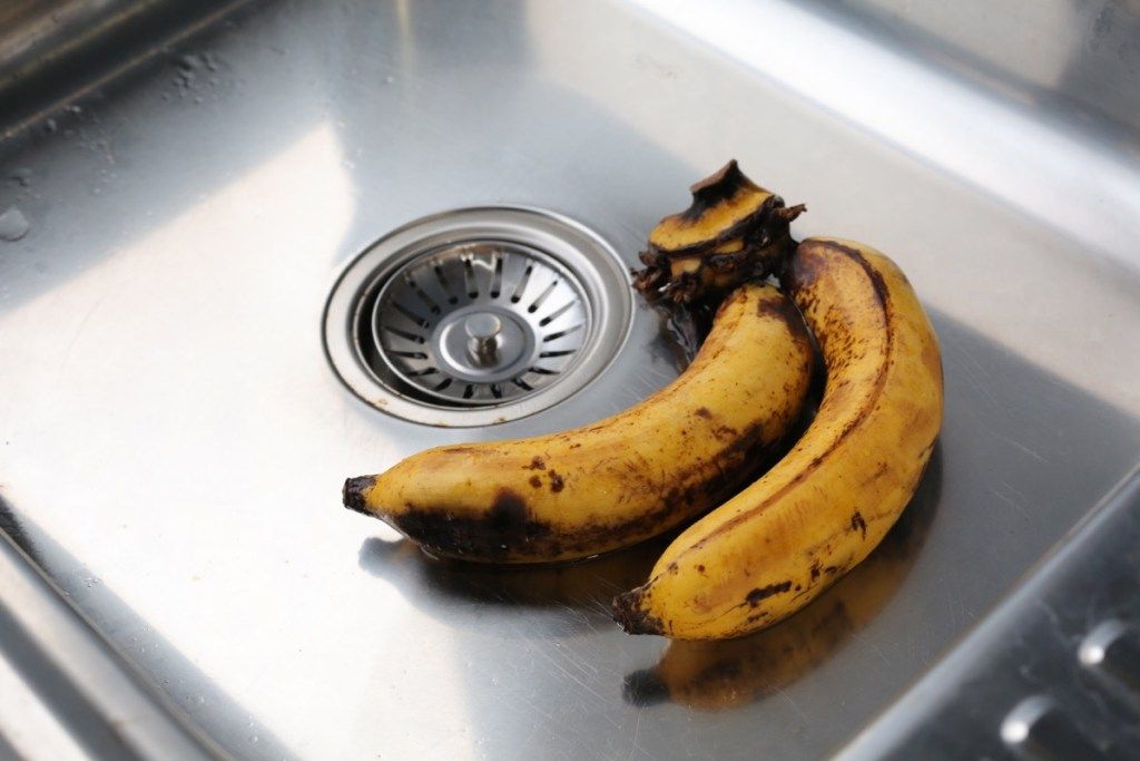 банани в метална мивка