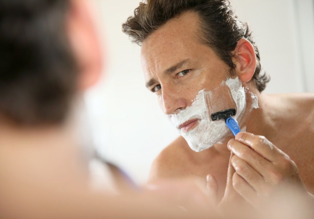 Muž holení obličeje
