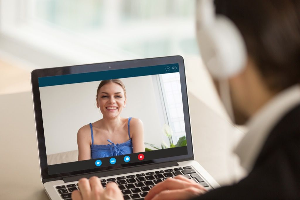 moški in ženska, ki uporabljata Skype