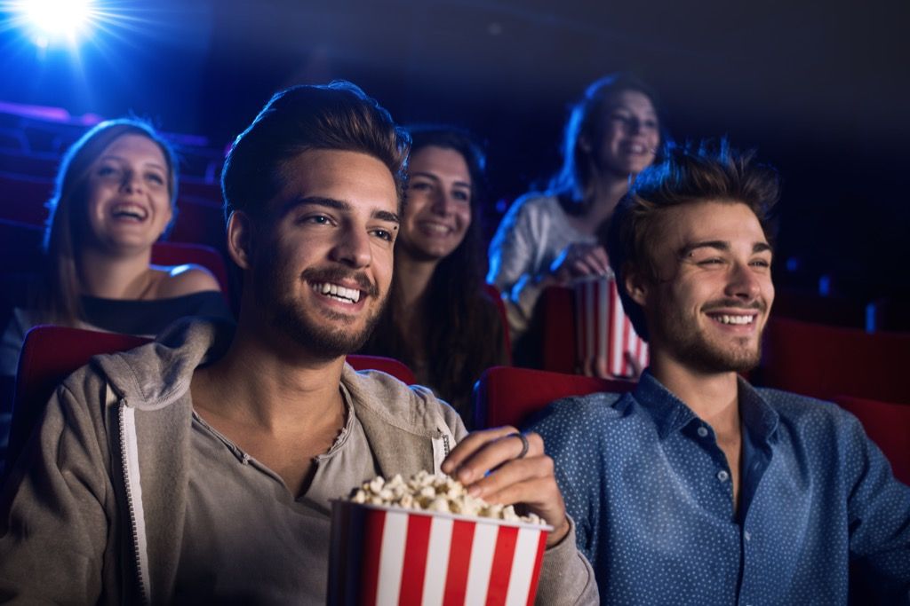 영화관에서 영화를 보는 사람들