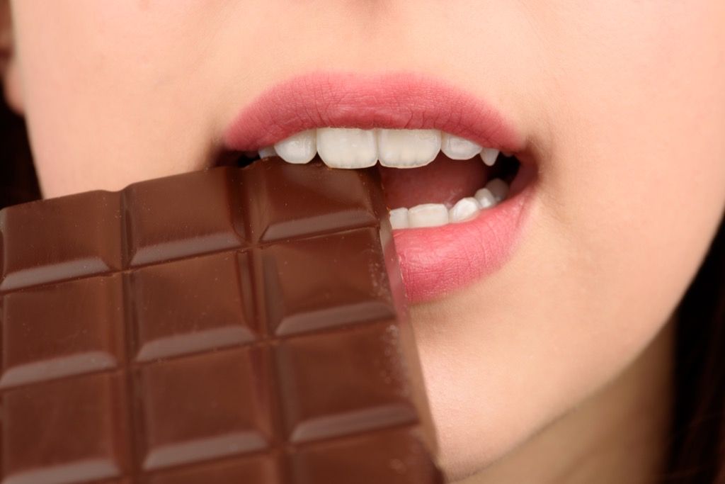 wanita makan coklat
