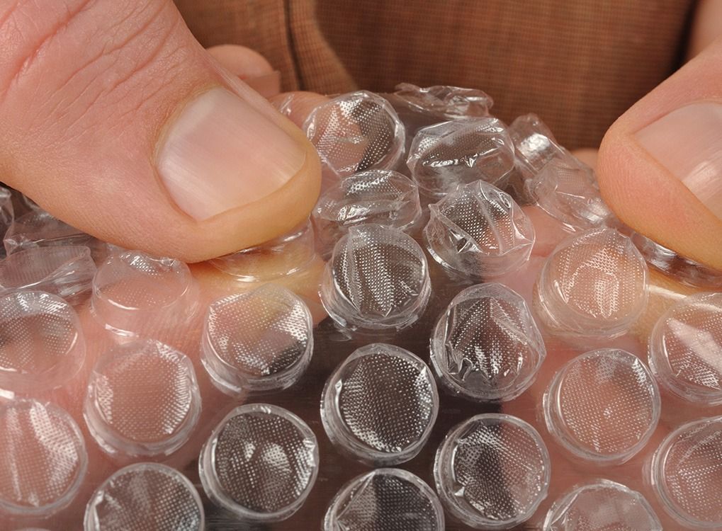homme popping bubble wrap