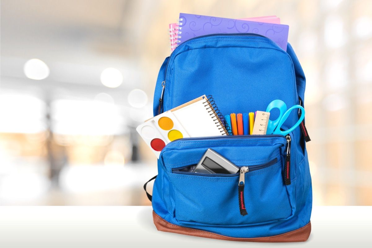 ryggsäck tillbaka till skolan fylld med förnödenheter