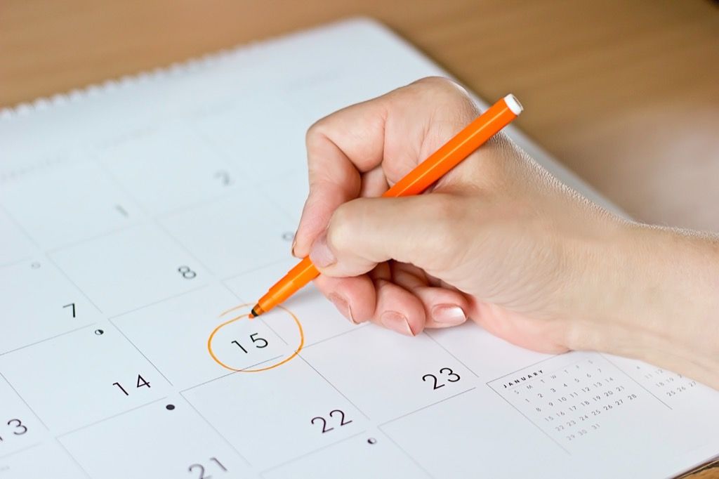 moteris apeina datą kalendoriuje ir sumažina jūsų namus