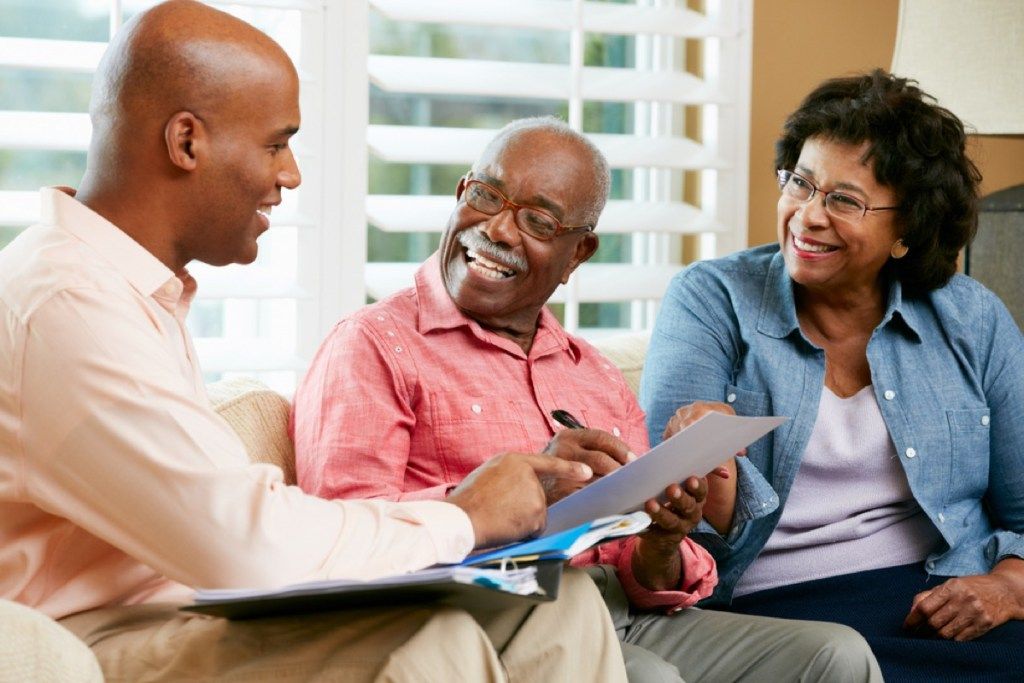 eldre par snakker med finansiell profesjonell og reduserer hjemmet ditt