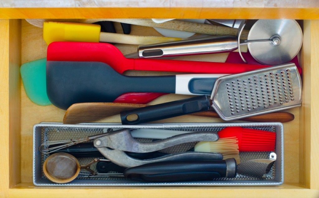 अव्यवस्थित रसोई दराज, spatulas, अपने घर को आकार देने