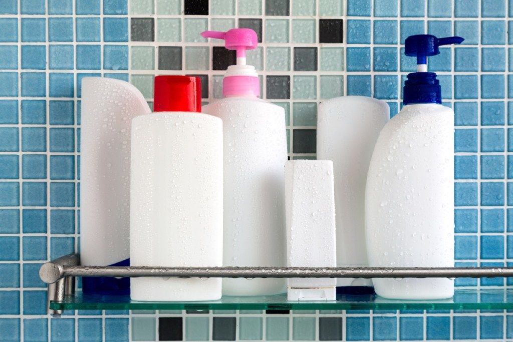 flasker i dusjkasse, noe som reduserer hjemmet ditt