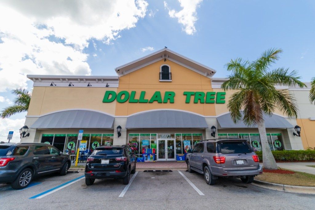 izvana i parkiralište ispred trgovine Dollar Tree u Fort Myersu na Floridi