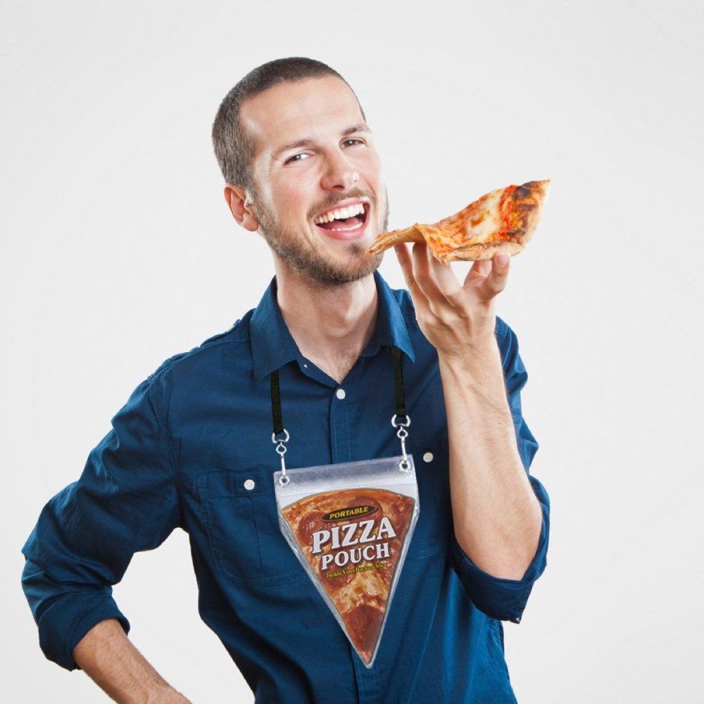 thanh niên da trắng cầm bánh pizza