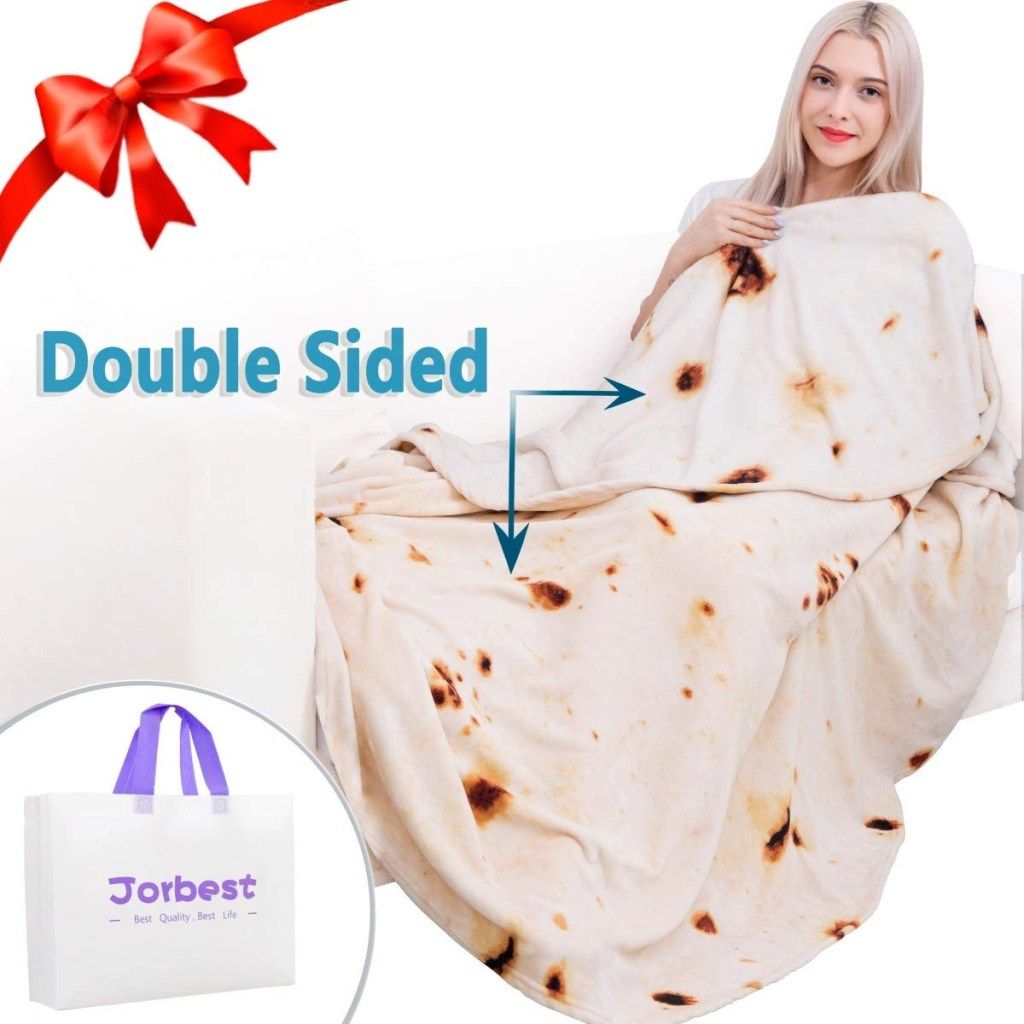 junge blonde Frau in Burrito-Decke