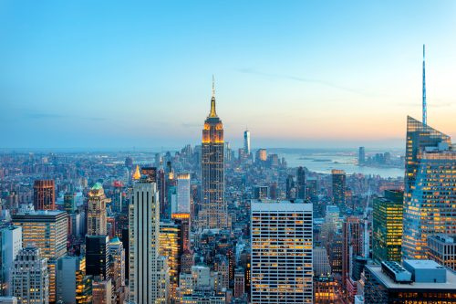   upplysta skyskrapor på Manhattan på kvällen med Empire State Building och Freedom Tower - det nya World Trade Center, New York City
