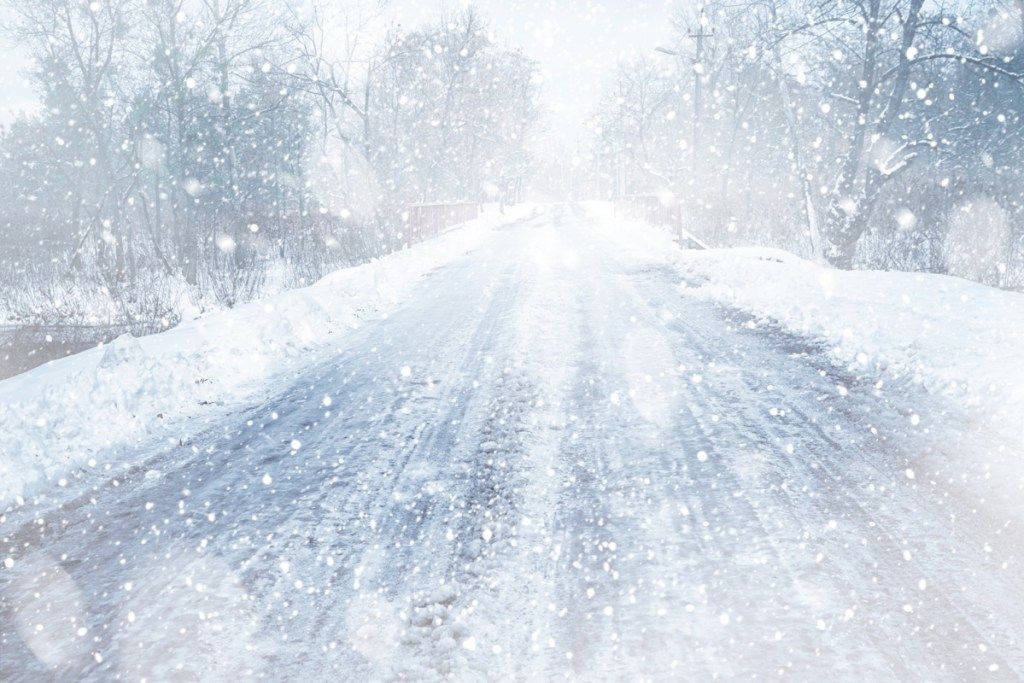 snežna nevihta na podeželski cesti