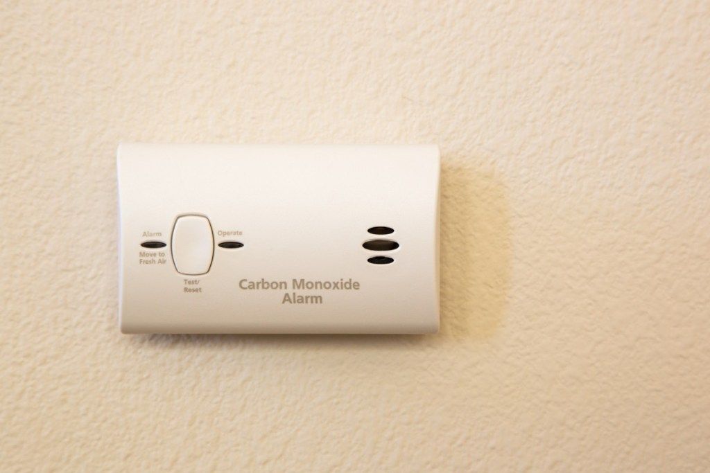 detektor ogljikovega monoksida na steni, varnostni nasveti